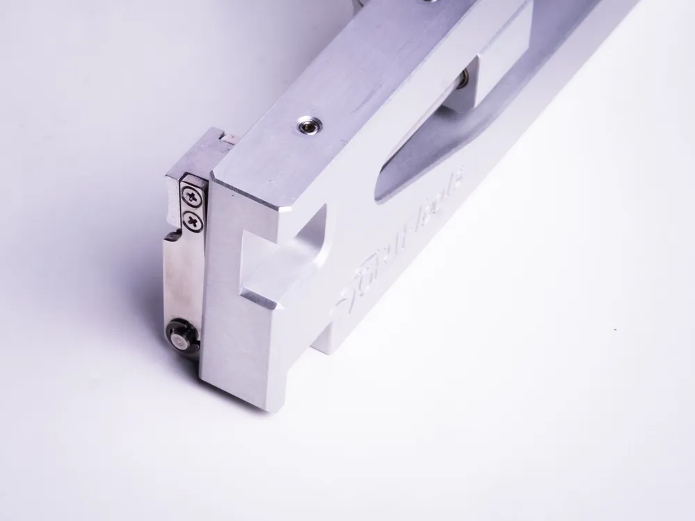 Flexible Print Support (FPS) rail with an adjustable support head