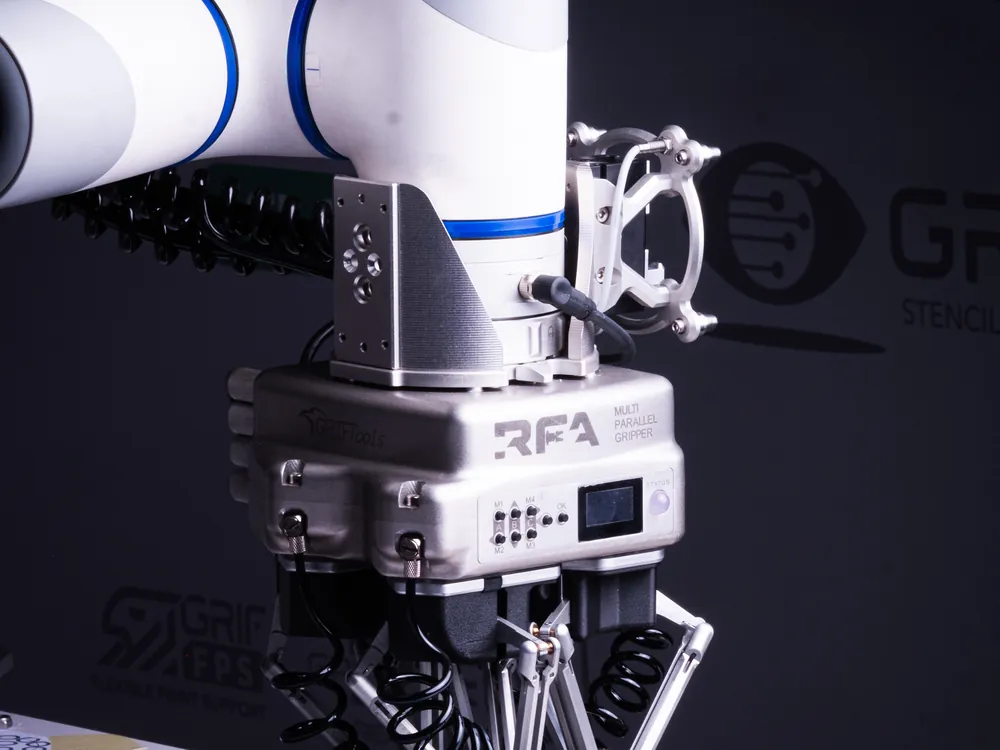 Collaborative robot fitted with the RFA Multi Parallel Gripper