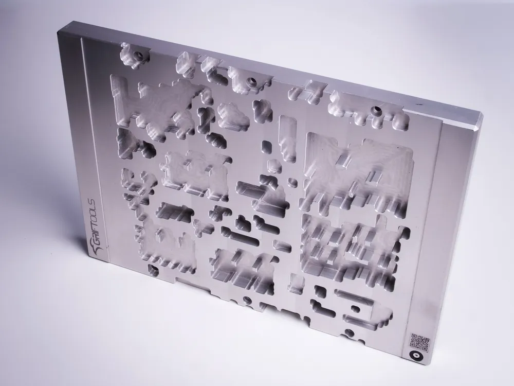 Machined aluminium print support with a milled relief for the component side
